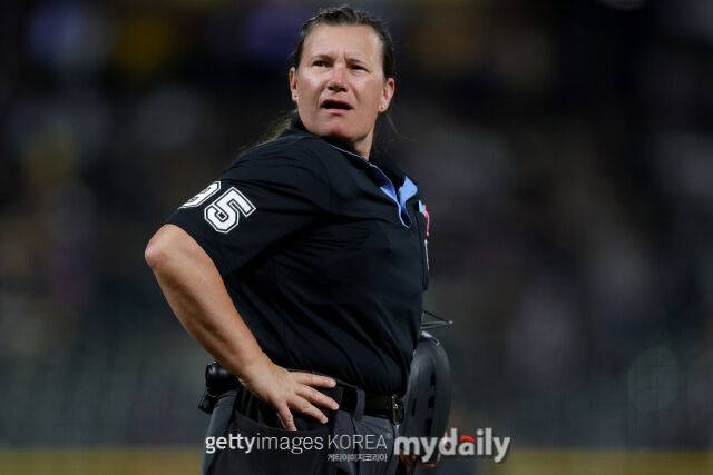 '수준 미달' 1차전 그 심판, 문현빈 도루&한국 무승부 지울 뻔했다…