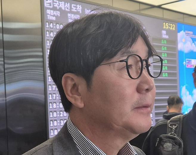 류현진, WBC 출전하나…귀국한 류지현 감독