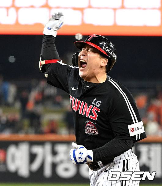 두산 떠났다가 다시 두산으로? KS MVP 김현수, 홍성흔과 양의지의 길 따라갈까