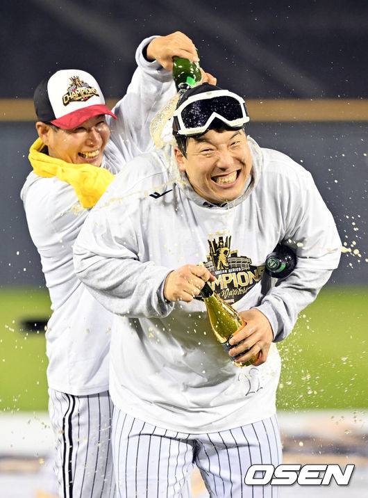 두산 떠났다가 다시 두산으로? KS MVP 김현수, 홍성흔과 양의지의 길 따라갈까