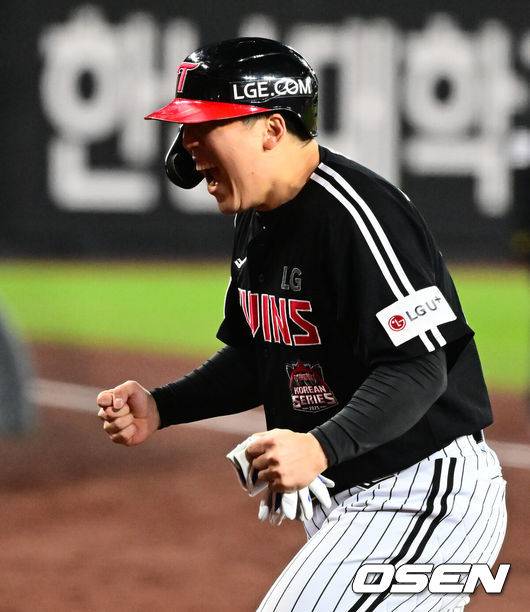 두산 떠났다가 다시 두산으로? KS MVP 김현수, 홍성흔과 양의지의 길 따라갈까