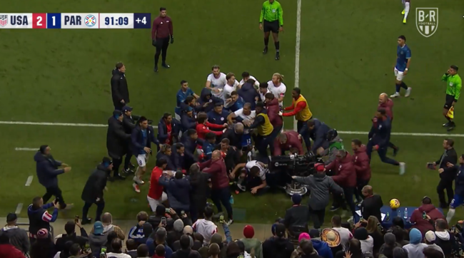 ‘0-2 완패’ 홍명보호에 나란히 진 팀들끼리…종료 직전 수십명 ‘집단 대난투극’ 논란