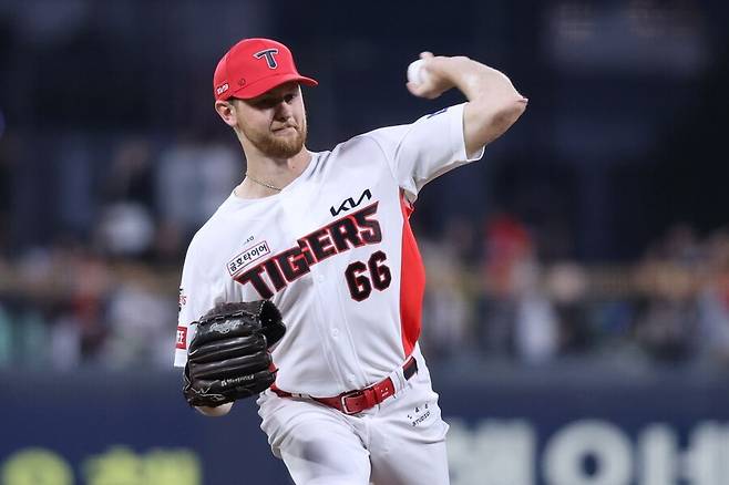 이런 반전이 있나, KIA 재계약 기다리다 월드시리즈 마운드 밟은 남자