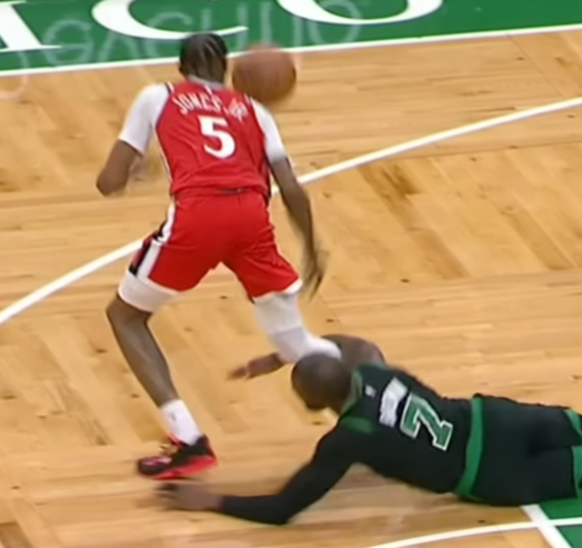 '최악의 더티플레이 나왔다!' 동업자 정신 망각한 브라운의 행동...피해자는 최소 6주 이탈