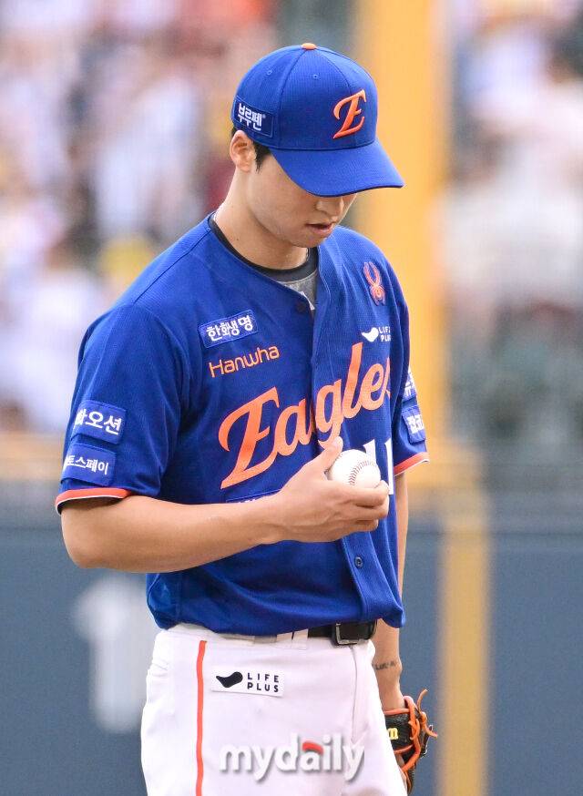 154km 대만 국대+한화 괴물루키가 이 선수 운명 정하나…'KS 충격 탈락' 위기의 78억 엄상백은 어디에서 던질까