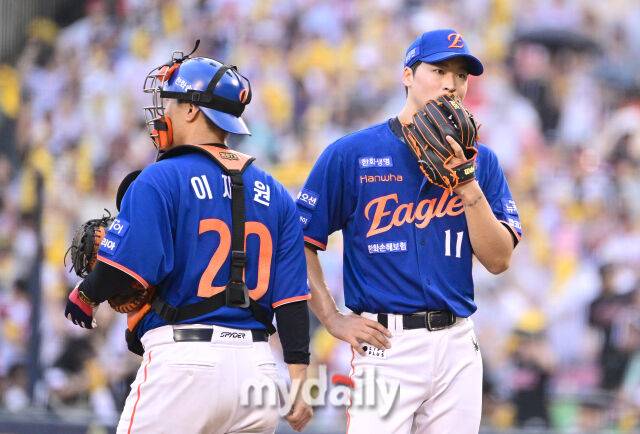 154km 대만 국대+한화 괴물루키가 이 선수 운명 정하나…'KS 충격 탈락' 위기의 78억 엄상백은 어디에서 던질까