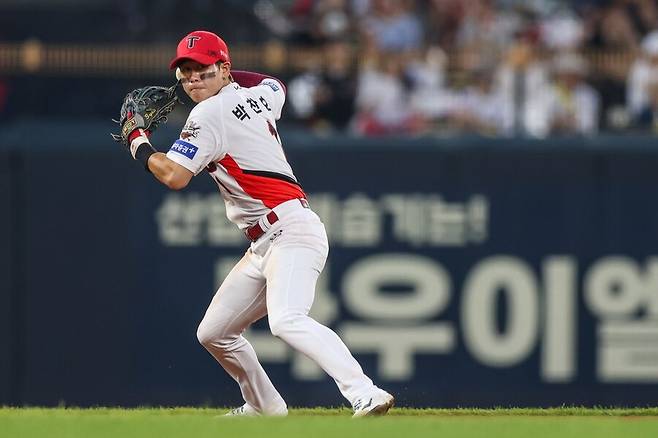 초대형 1호 계약 떴다! 두산, FA 박찬호 '4년 최대 80억원' 영입 공식 발표…보장액만 '78억원'