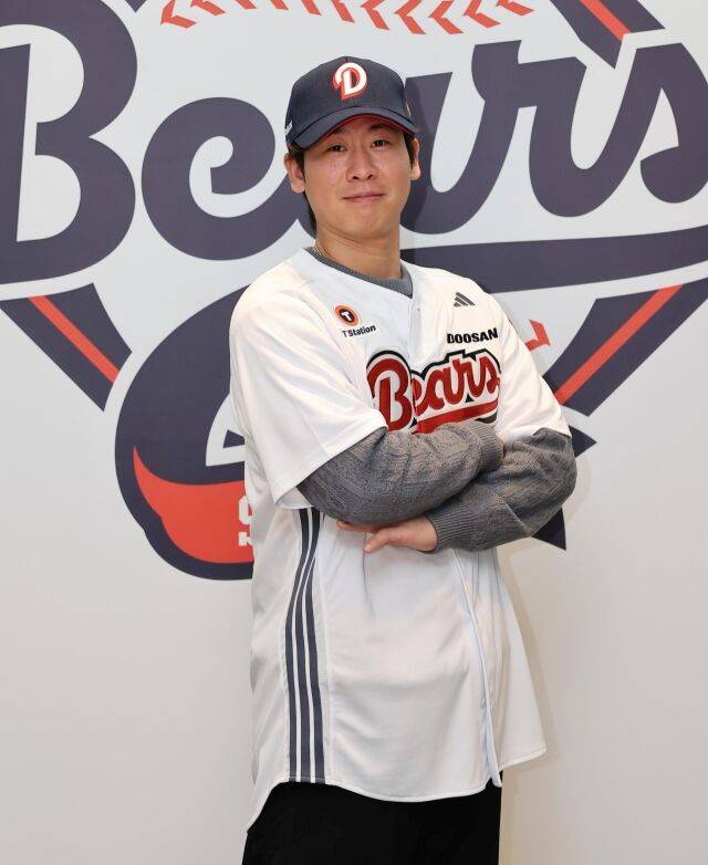 KT와 같았던 '4년 총액 80억'…자정 만남+유니폼 제작! 두산의 노력이 박찬호 마음을 움직였다