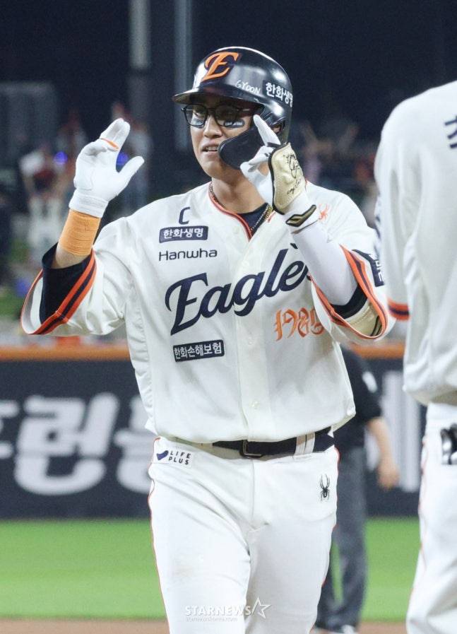 3년 전 한화 90억 참 잘 썼다, 19년 만의 KS 비결 '부상자 최소 1위'... 그 뒤엔 솔선수범 캡틴도 한몫했다