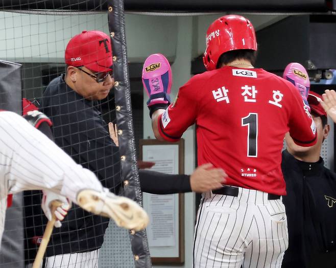 KIA도 조건 건넸다, 선택은 선수의 몫…박찬호 FA 이적 보상은 '연봉 200%+선수' [IS 이슈]