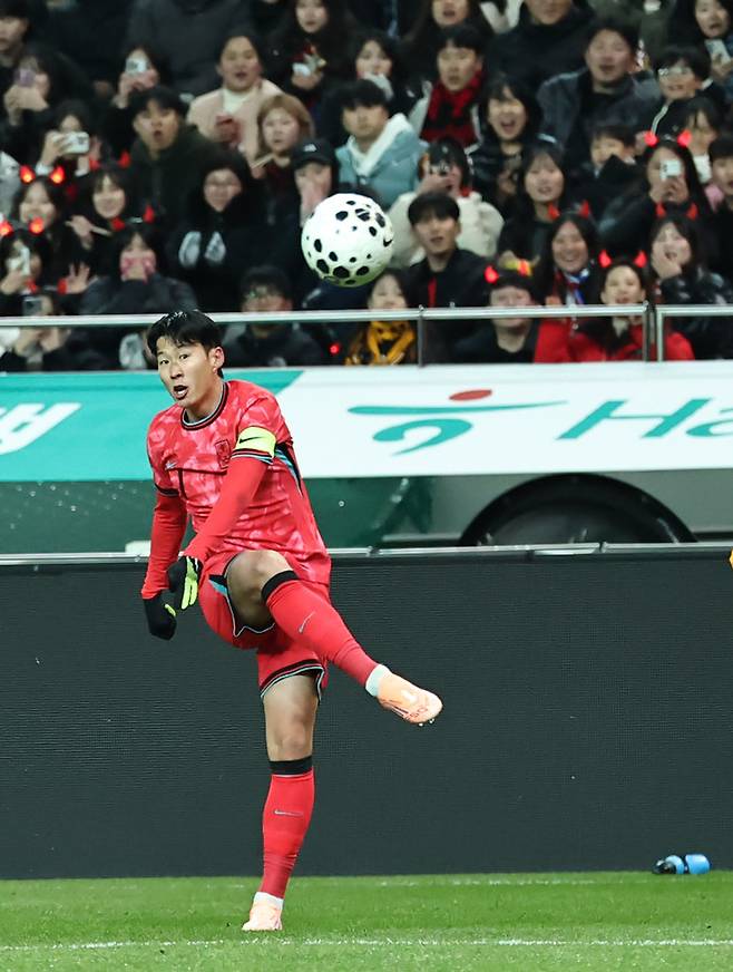 '이럴까봐 안 갔나' 텅 빈 관중석→경기력도 답답...손흥민-이강인 나오고도 슈팅 단 1개 그쳤다 (전반 종료)