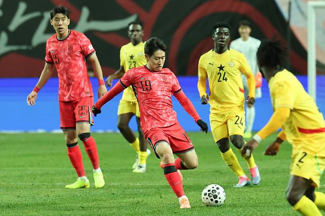 '이럴까봐 안 갔나' 텅 빈 관중석→경기력도 답답...손흥민-이강인 나오고도 슈팅 단 1개 그쳤다 (전반 종료)