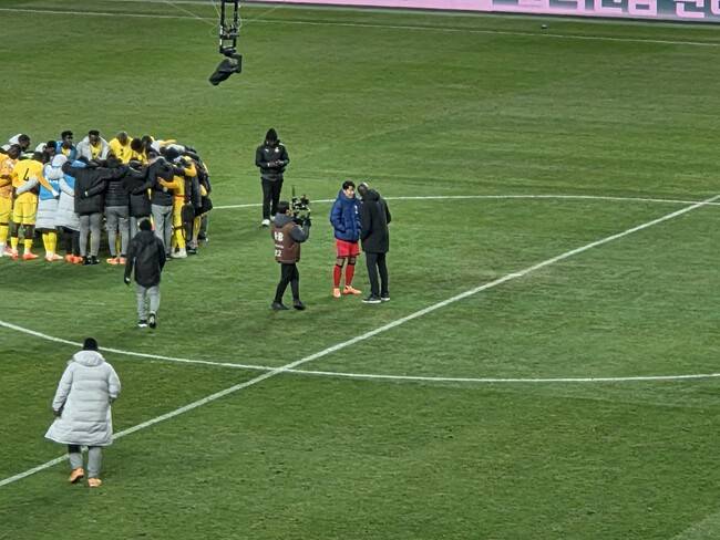 [442.live] 심판 판정 항의하다가 손흥민 오니 웃음 활짝…3년 만에 다시 만난 ‘아도 감독-손흥민’