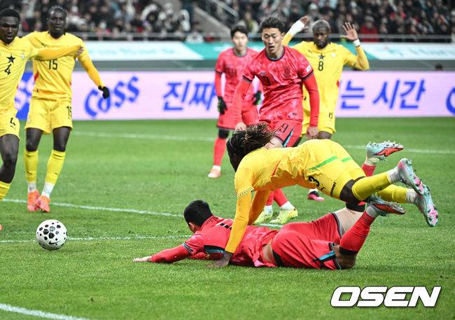 ‘PK 실축’ 황희찬, 손흥민 눈총 받았다 “선수들이 놀렸다…너무 생각이 많았어” [서울톡톡]