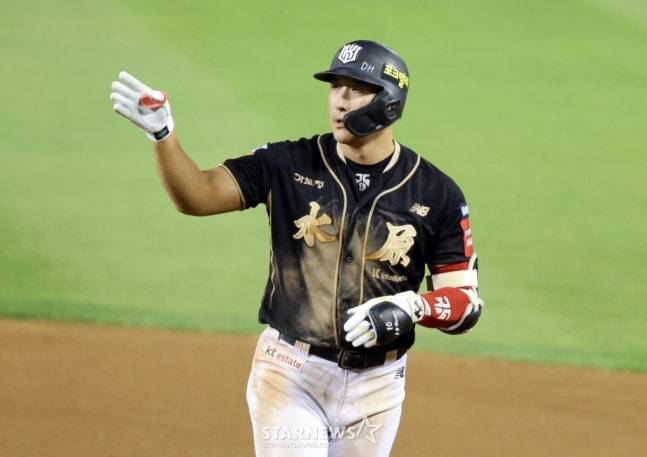 떠돌이 각오한 '10㎏ 감량' 38세 내야수, '끝내' 수비상 입후보→4차 FA 대반전... 주전 자격 입증했다