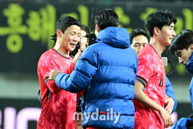 손흥민 눈총 제대로 받은 황희찬 'PK 실책이 이렇게 민망할까' [곽경훈의 현장]