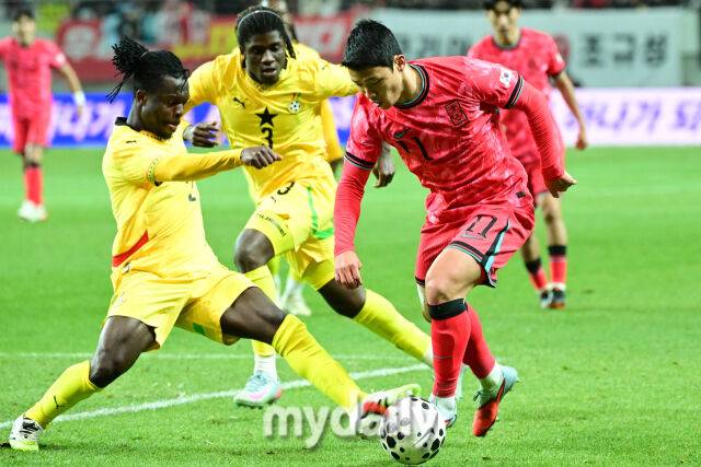 손흥민 눈총 제대로 받은 황희찬 'PK 실책이 이렇게 민망할까' [곽경훈의 현장]