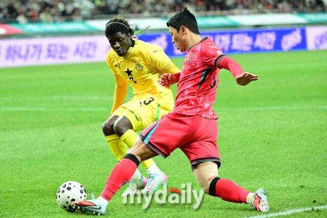 손흥민 눈총 제대로 받은 황희찬 'PK 실책이 이렇게 민망할까' [곽경훈의 현장]