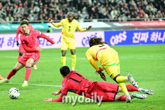 손흥민 눈총 제대로 받은 황희찬 'PK 실책이 이렇게 민망할까' [곽경훈의 현장]