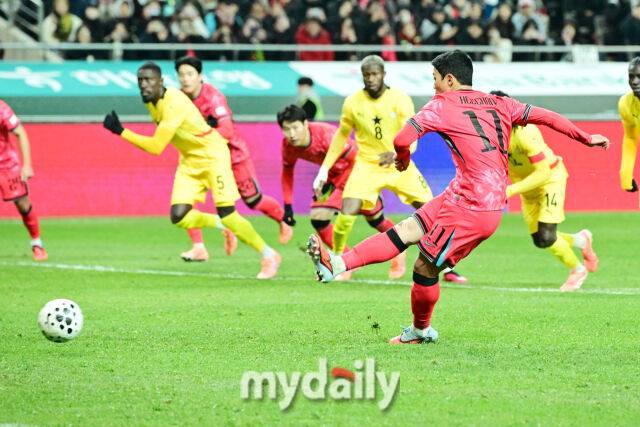 손흥민 눈총 제대로 받은 황희찬 'PK 실책이 이렇게 민망할까' [곽경훈의 현장]