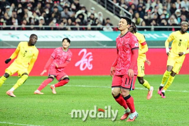 손흥민 눈총 제대로 받은 황희찬 'PK 실책이 이렇게 민망할까' [곽경훈의 현장]