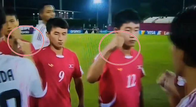 '충격의 주먹질' 북한 U-17, 전 세계에 찍혔다…'하이파이브 대신 펀치' 도발해놓고 일본에 승부차기 탈락