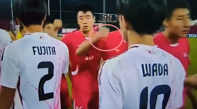 '충격의 주먹질' 북한 U-17, 전 세계에 찍혔다…'하이파이브 대신 펀치' 도발해놓고 일본에 승부차기 탈락