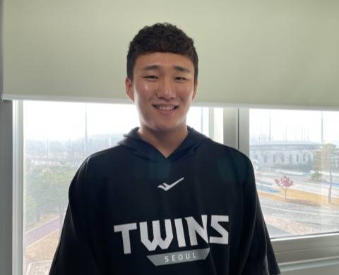 '1차 지명·1R 투수' 모두 롯데 보낸 LG 차명석 단장...