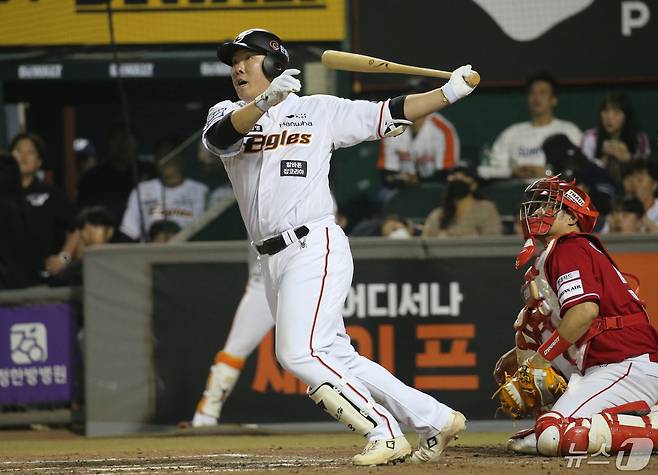 '꼴찌' 키움, 왜 몸값 비싸고 기량 떨어진 안치홍 뽑았나