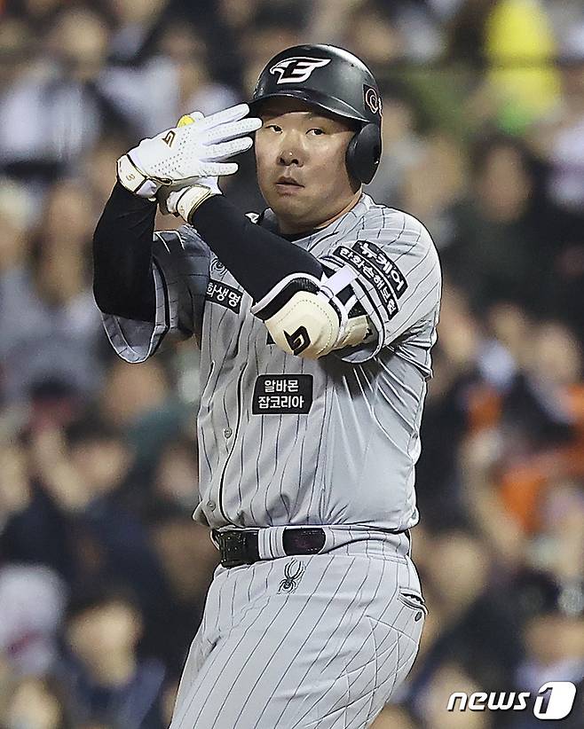 '꼴찌' 키움, 왜 몸값 비싸고 기량 떨어진 안치홍 뽑았나
