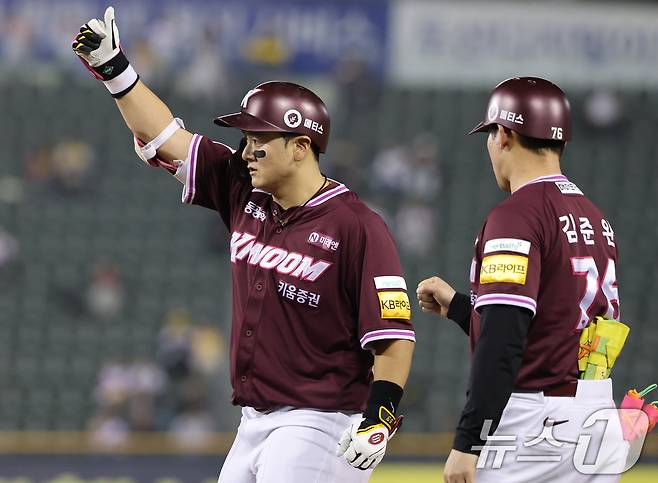 '꼴찌' 키움, 왜 몸값 비싸고 기량 떨어진 안치홍 뽑았나