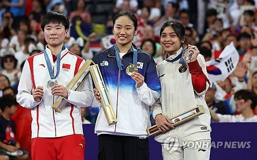 안녕 안세영! 中 세계챔피언 3명 한꺼번에 은퇴…파리올림픽 결승 상대, 눈물 펑펑+코트 입맞춤