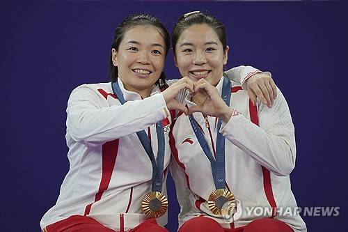 안녕 안세영! 中 세계챔피언 3명 한꺼번에 은퇴…파리올림픽 결승 상대, 눈물 펑펑+코트 입맞춤