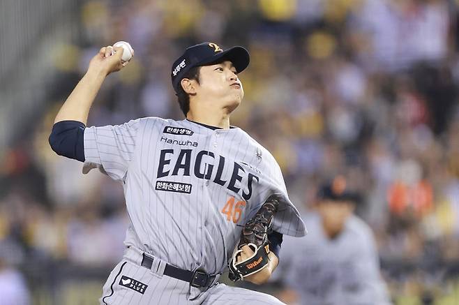 KIA, 영입 대상 1순위 '422G' 베테랑 우완 품었다...