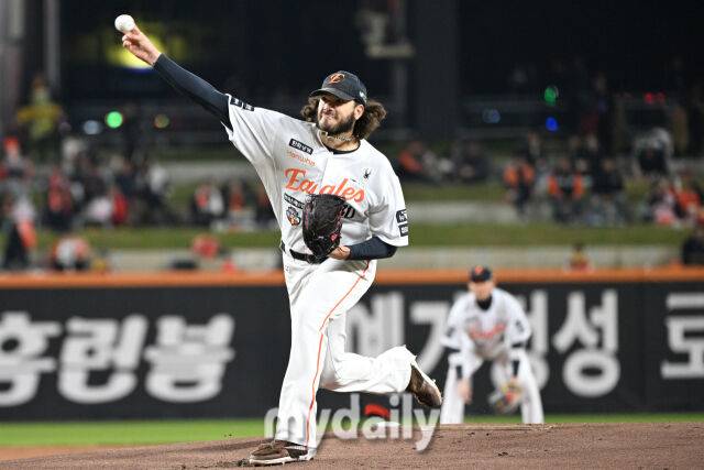 “폰세, 한화에서 두 단계 올라섰다…페디 220억원 이상의 가치” 한화와 헤어질 수밖에 없는 이유, KBO 9개구단 ‘안도’