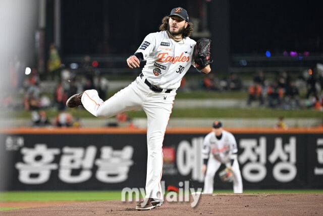 “폰세, 한화에서 두 단계 올라섰다…페디 220억원 이상의 가치” 한화와 헤어질 수밖에 없는 이유, KBO 9개구단 ‘안도’