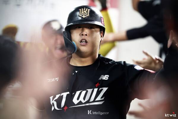 한화, 외야FA 최대어 연달아 영입하나…'행복 수비'와 이별할 때