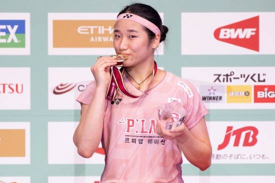 안세영 쾌거! 中 레전드 줄줄이 박살냈다!…여자단식 슈퍼스타 대기록 '도장깨기' 진행 중→이제 '올림픽 2연패' 슈퍼스타 정조준