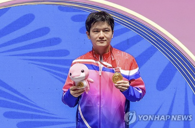 '남자탁구 세계 1위' 왕추친, 랭킹 없는 선수에게 5일간 '충격 2연패'…탁구대에 머리 박고 좌절했다