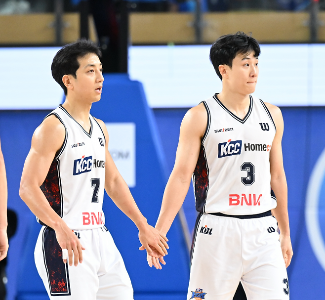KCC 허웅·허훈 공존 딜레마…상대 에이스 가드 막을 수비수 부재, 공격 응집력 ‘뚝’