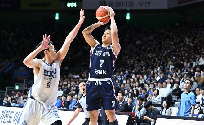 KCC 허웅·허훈 공존 딜레마…상대 에이스 가드 막을 수비수 부재, 공격 응집력 ‘뚝’