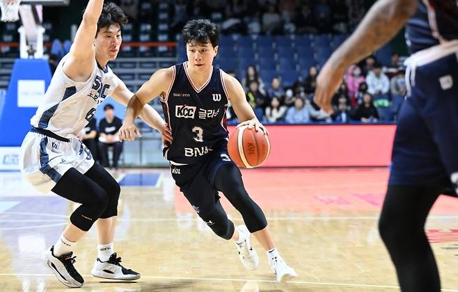 KCC 허웅·허훈 공존 딜레마…상대 에이스 가드 막을 수비수 부재, 공격 응집력 ‘뚝’