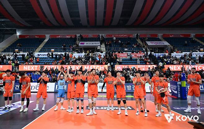 '경쟁력·시청률·관중수 떨어지는데 연봉만 오른다' 男배구 딜레마