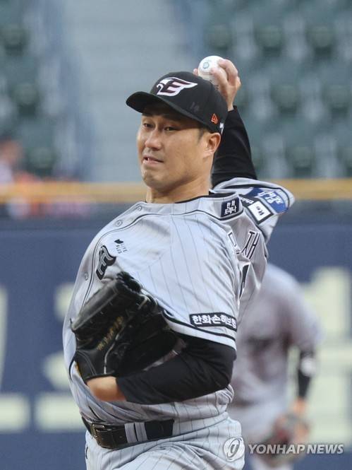 한화, '폭풍의 3일'… 안치홍 방출→강백호 영입→장민재 방출