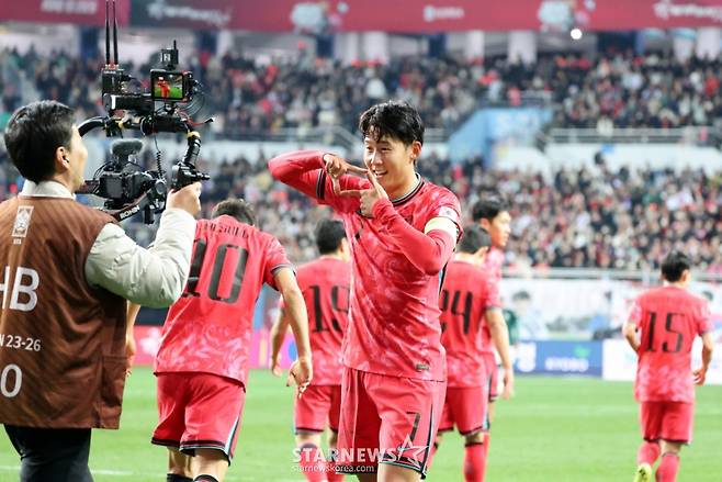 FIFA도 인정한 손흥민 클래스, 월드컵 조 추첨 포스터 '당당히 센터'에