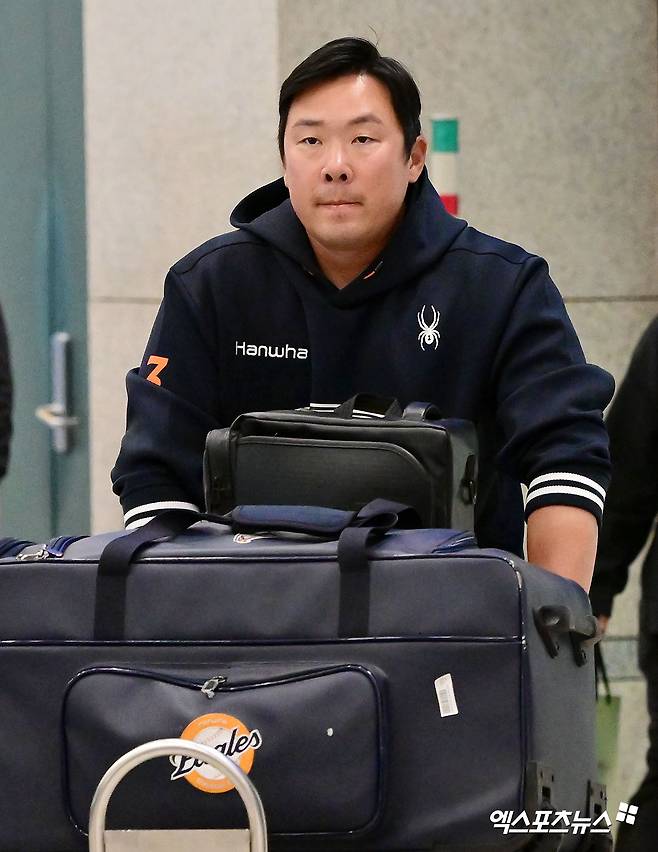 키움, 안치홍 계약 조건 '전격 공개'…'연봉+옵션+이적료' 합쳐 2년 최대 15억 부담