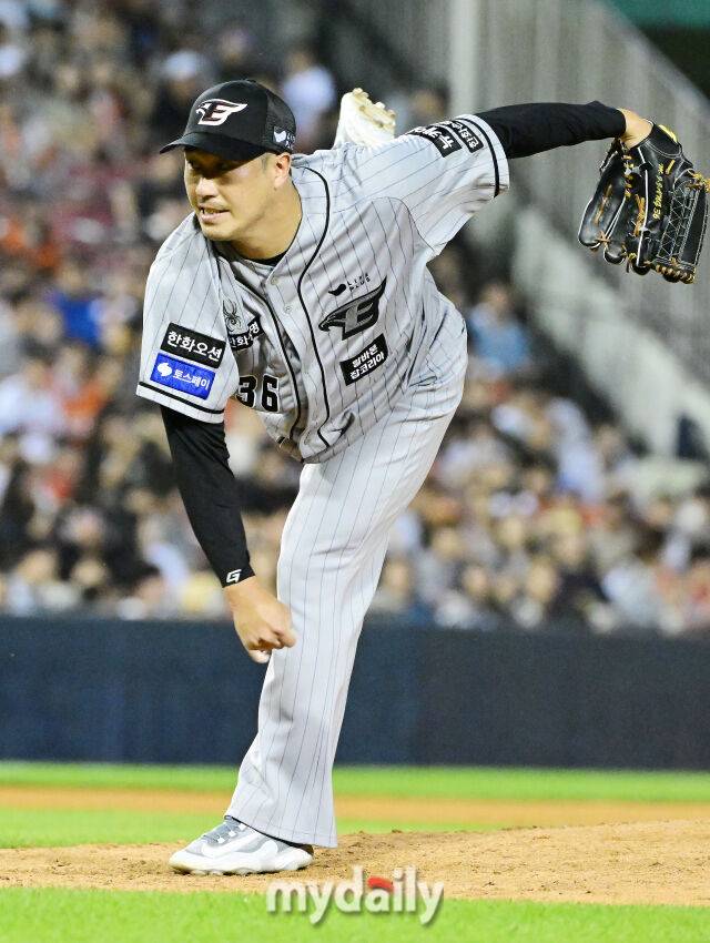한화와 무려 17년 함께 했는데…313G→0G→충격의 방출 통보, 1.5억 35세 베테랑 계속 볼 수 있나