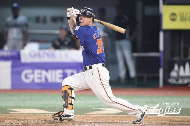 한화와 무려 17년 함께 했는데…313G→0G→충격의 방출 통보, 1.5억 35세 베테랑 계속 볼 수 있나