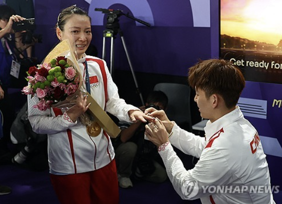 韓 이기고 올림픽 금메달→'전세계 화제' 깜짝 프로포즈→