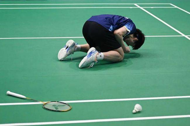 '7전 7패 안세영 없으니 우승!' 中 왕즈이, 쓰러져 펑펑 울었다...